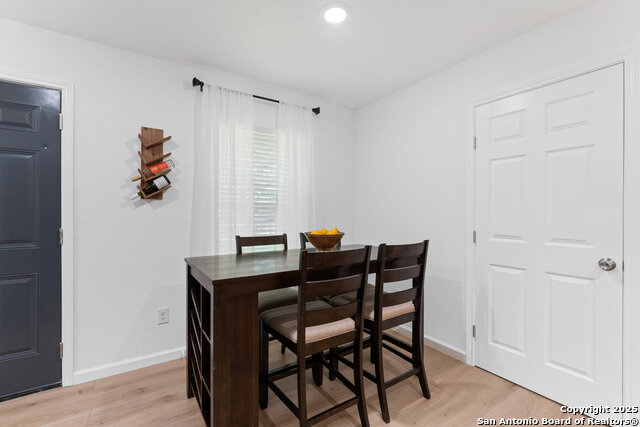 Listing photo id 10 for 338 Tomrob Dr