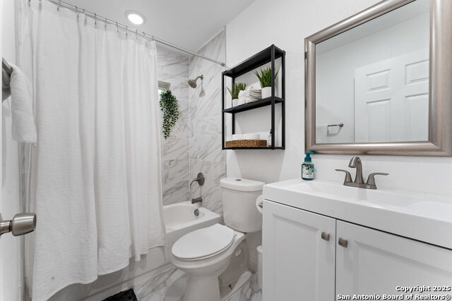 Listing photo id 11 for 338 Tomrob Dr