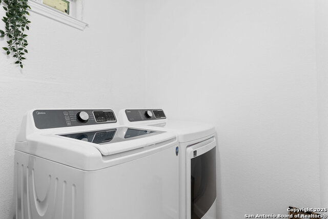 Listing photo id 13 for 338 Tomrob Dr