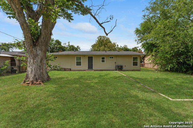 Listing photo id 14 for 338 Tomrob Dr