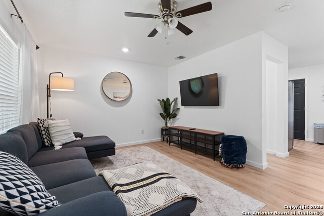 Listing photo id 1 for 338 Tomrob Dr