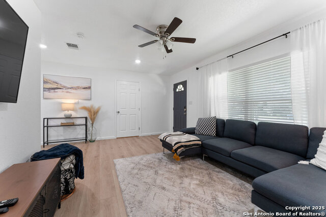 Listing photo id 2 for 338 Tomrob Dr