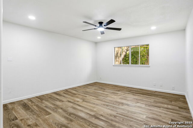 Image 13 of 41 For 221 Shadywood Ln