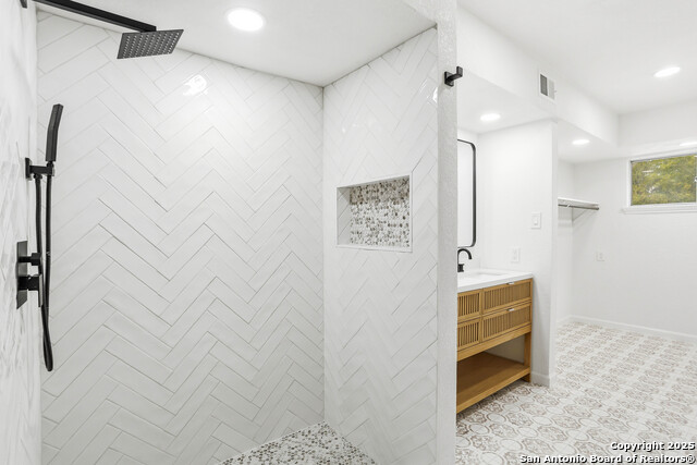 Image 15 of 41 For 221 Shadywood Ln