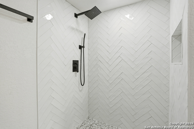 Image 16 of 41 For 221 Shadywood Ln