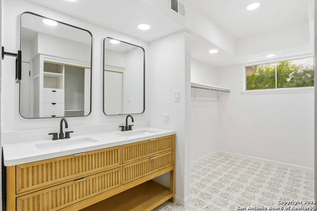 Image 18 of 41 For 221 Shadywood Ln