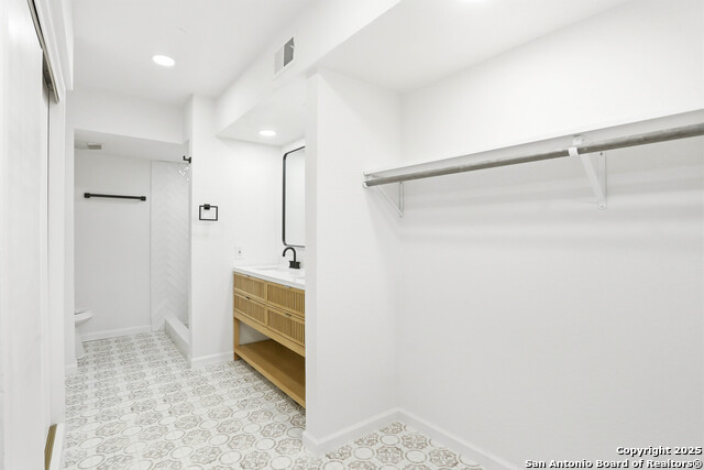 Image 19 of 41 For 221 Shadywood Ln