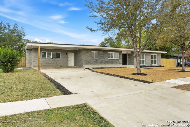 Image 2 of 41 For 221 Shadywood Ln