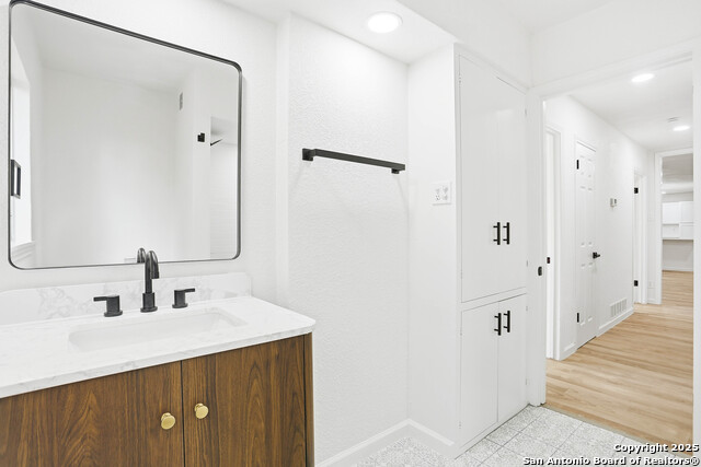 Image 23 of 41 For 221 Shadywood Ln