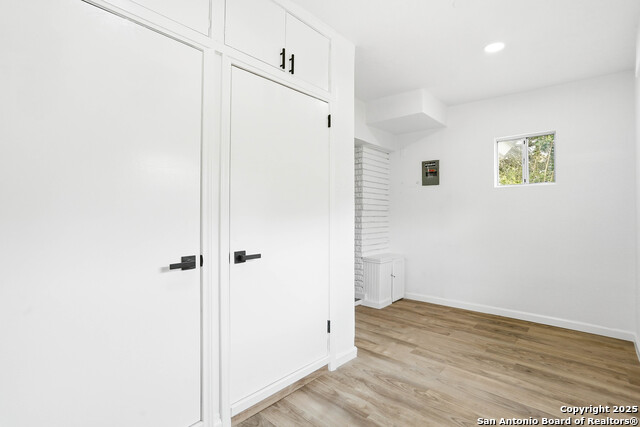 Image 28 of 41 For 221 Shadywood Ln