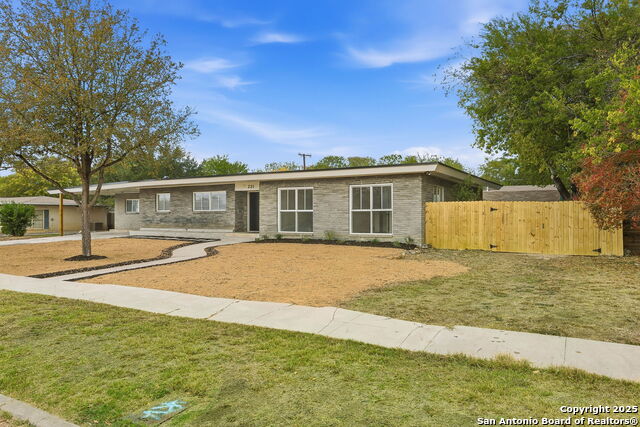 Image 3 of 41 For 221 Shadywood Ln