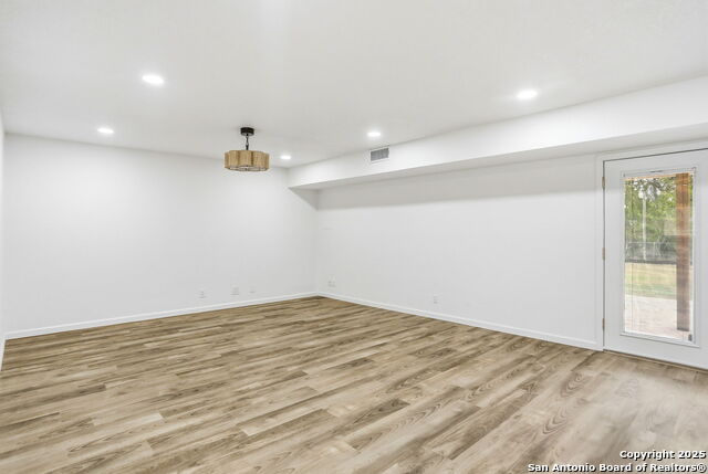 Image 6 of 41 For 221 Shadywood Ln