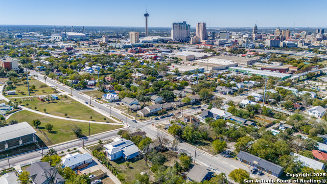 Image 10 of 13 For 910 Hackberry N