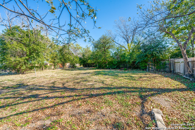 Image 2 of 13 For 910 Hackberry N