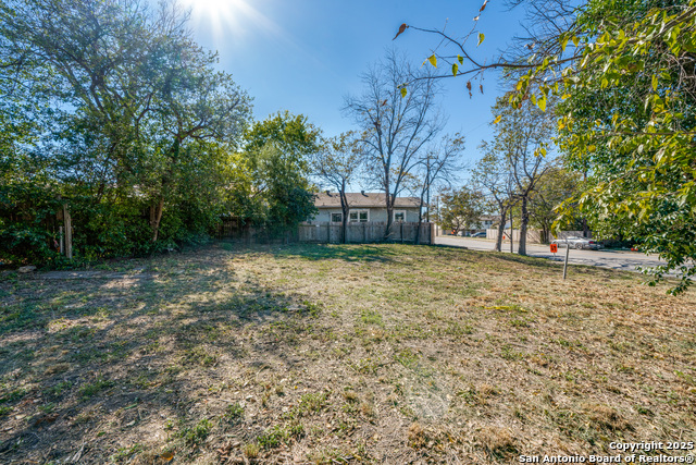 Image 8 of 13 For 910 Hackberry N