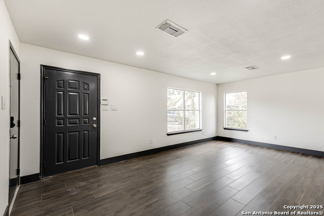 Image 3 of 43 For 8626 Vantage