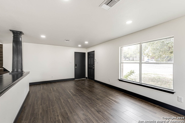 Image 4 of 43 For 8626 Vantage