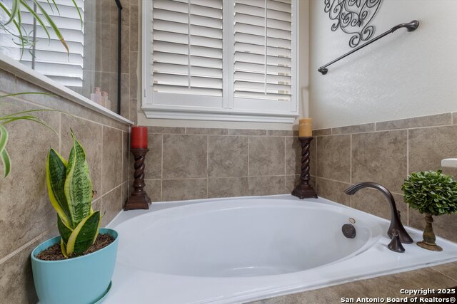 Listing photo id 16 for 8217 Lovela Bend