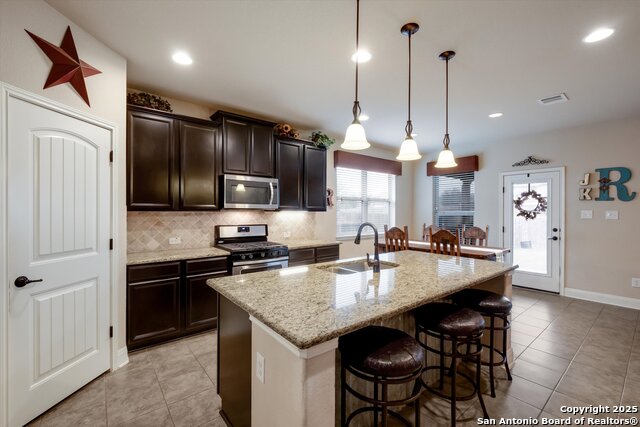 Listing photo id 3 for 8217 Lovela Bend