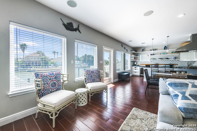 Listing photo id 11 for 474 Bayside  