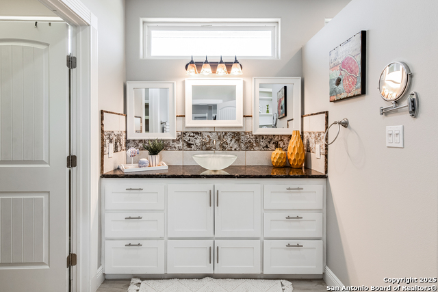 Listing photo id 26 for 474 Bayside  