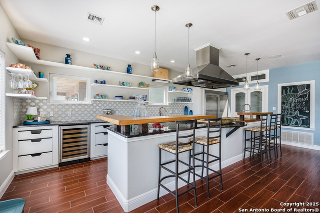 Listing photo id 1 for 474 Bayside  