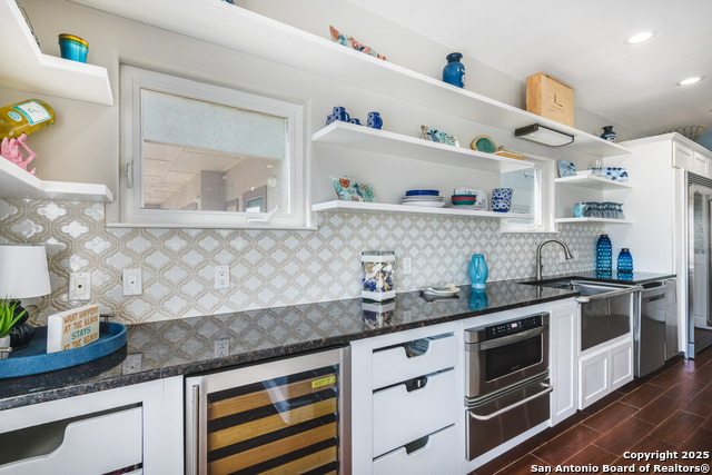 Listing photo id 2 for 474 Bayside  