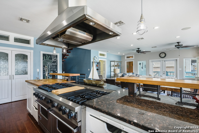 Listing photo id 3 for 474 Bayside  