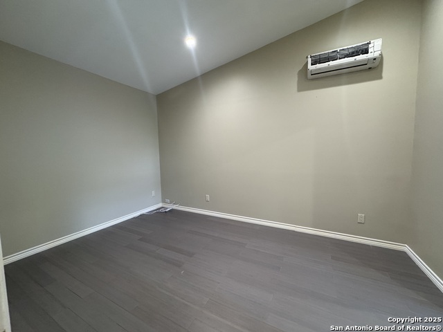 Image 9 of 16 For 506 Elvira St