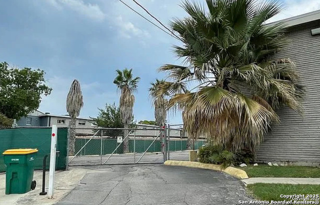 Image 2 of 17 For 255 Rampart E 211