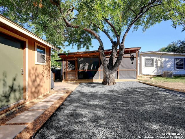 Listing photo id 13 for 354 Maplewood Lane