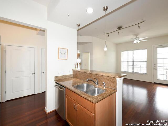 Image 6 of 30 For 7342 Oak Manor  1303