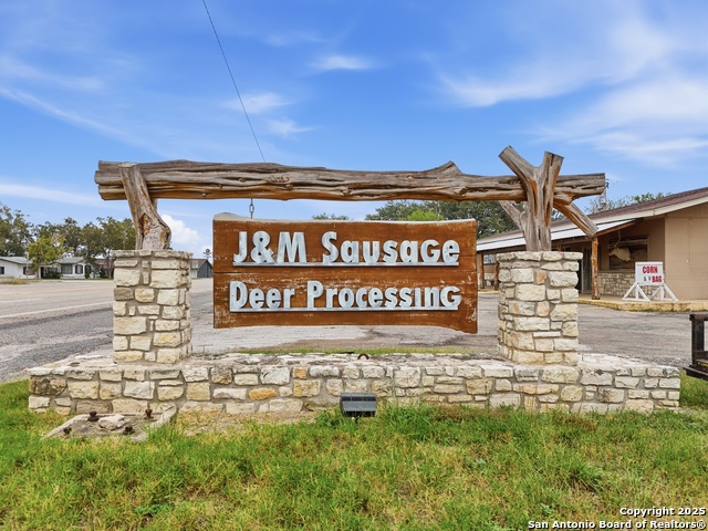 Details for 320 Fisher E, Uvalde, TX 78881