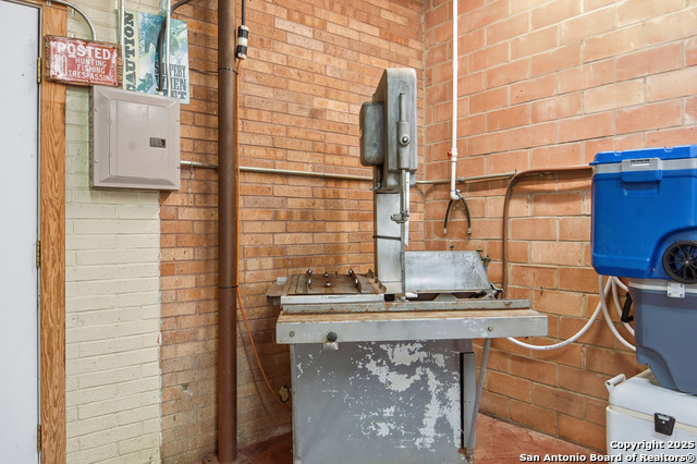 Image 16 of 31 For 320 Fisher E