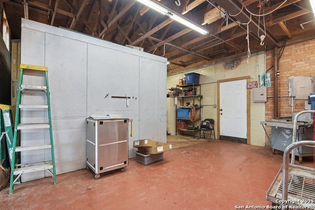 Image 17 of 31 For 320 Fisher E