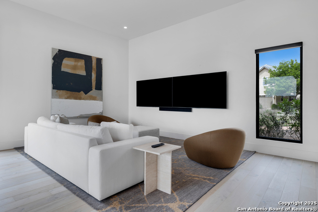 Image 32 of 49 For 211 Clubs Drive