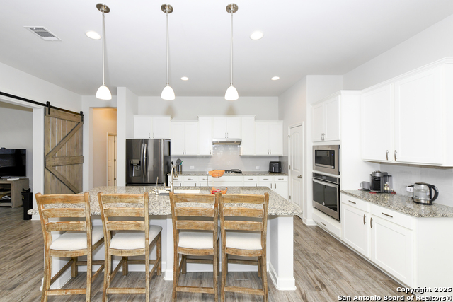 Listing photo id 9 for 1710 Briar Spring