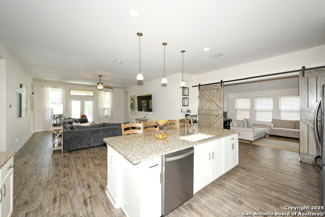 Listing photo id 3 for 1710 Briar Spring