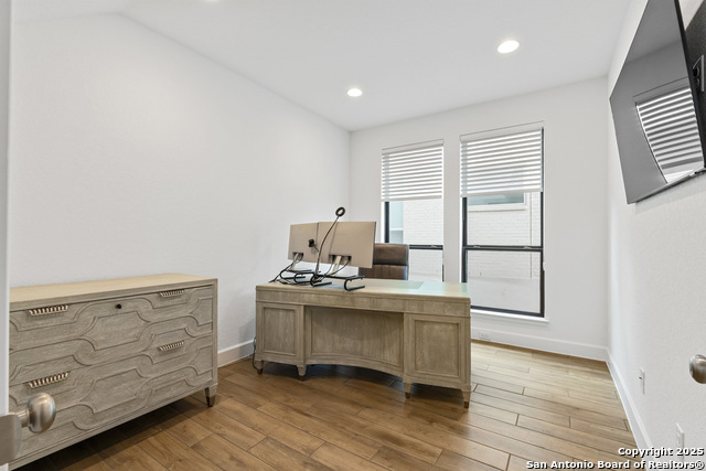 Image 19 of 37 For 250 Navarro  