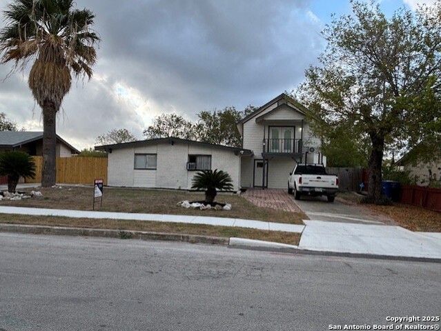 Image 3 of 30 For 5606 Castle Prince