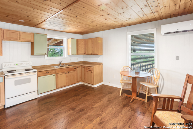 Image 15 of 37 For 596 Oakridge Ln