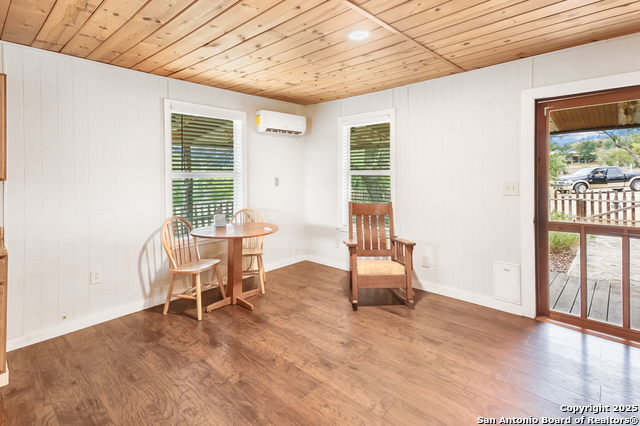 Image 16 of 37 For 596 Oakridge Ln