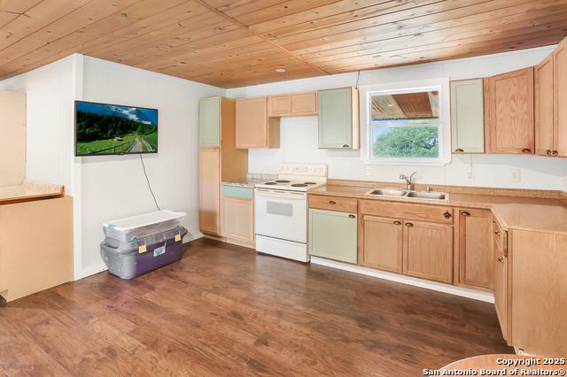 Image 17 of 37 For 596 Oakridge Ln