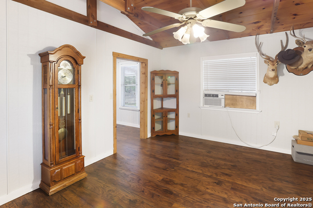 Image 22 of 37 For 596 Oakridge Ln