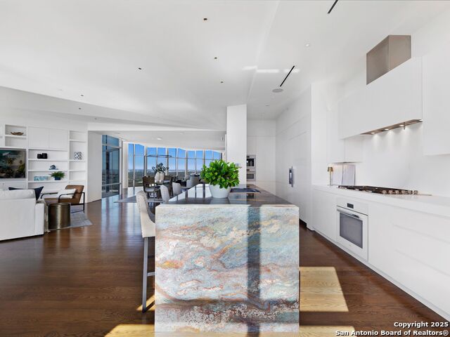 Image 14 of 45 For 4242 Broadway  2001