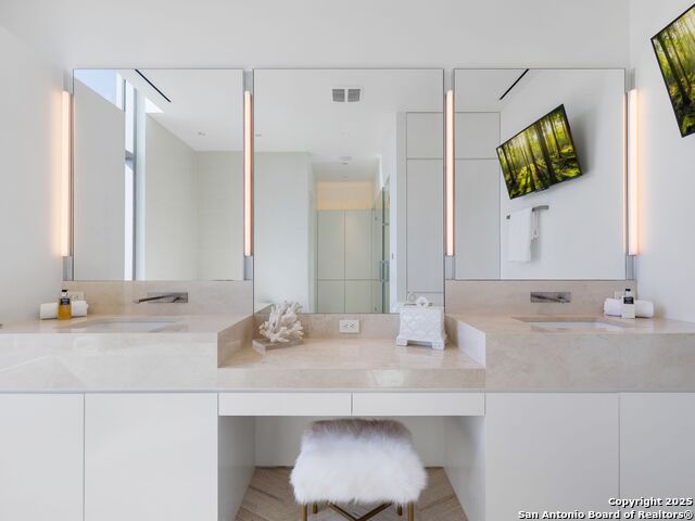 Image 26 of 45 For 4242 Broadway  2001