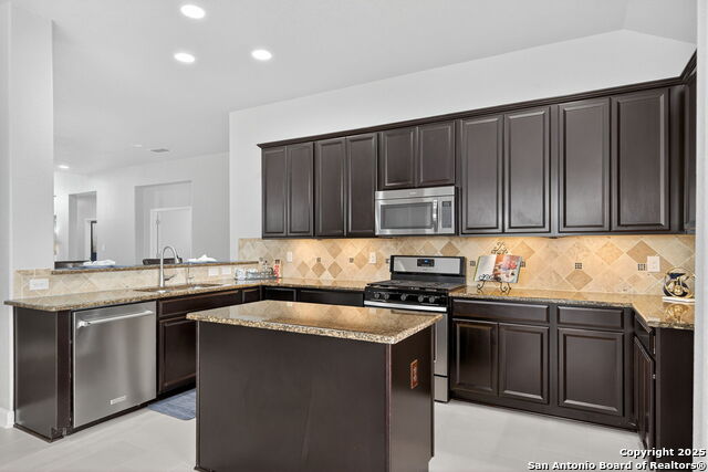 Listing photo id 9 for 5632 Carriage Falls