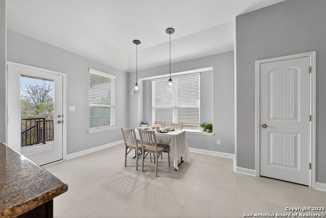 Listing photo id 11 for 5632 Carriage Falls