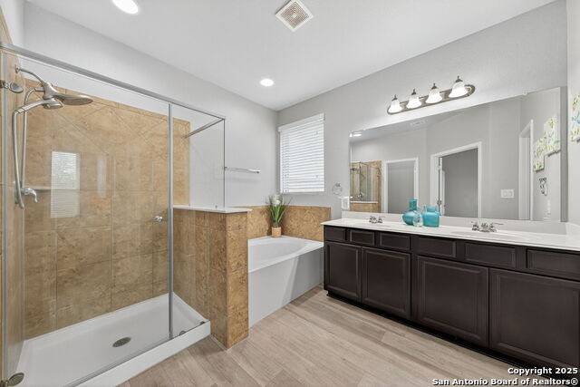 Listing photo id 17 for 5632 Carriage Falls