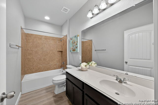 Listing photo id 21 for 5632 Carriage Falls